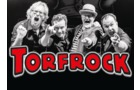 Download Foto: Vier Männer auf einem Schwarz-Weiß-Foto posieren lebhaft. Unter ihnen steht in großen roten Buchstaben 'Torrock'.