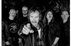 Download Foto: Fünf Männer in schwarzer Kleidung posieren in einem Schwarz-Weiß-Foto. Der vordere Mann deutet mit dem Finger auf die Kamera.